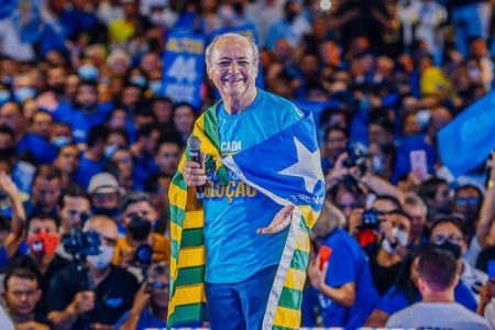 homem enrolado em bandeira durante evento