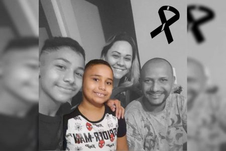 Família reunida para foto em preto e branco