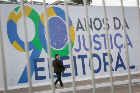 Cartaz com os dizeres 90 anos da justiça eleitoral