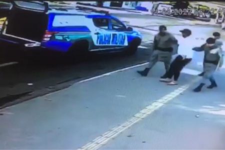 PMs levam jovem para viatura da Polícia Militar em Goiás