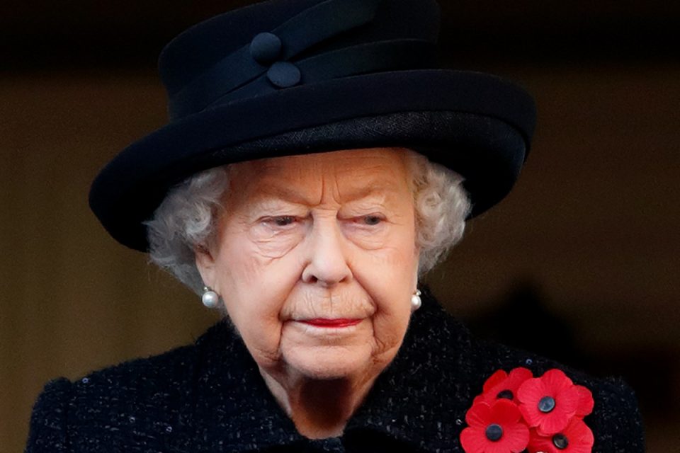 Foto colorida. Mulher idosa com roupas pretas