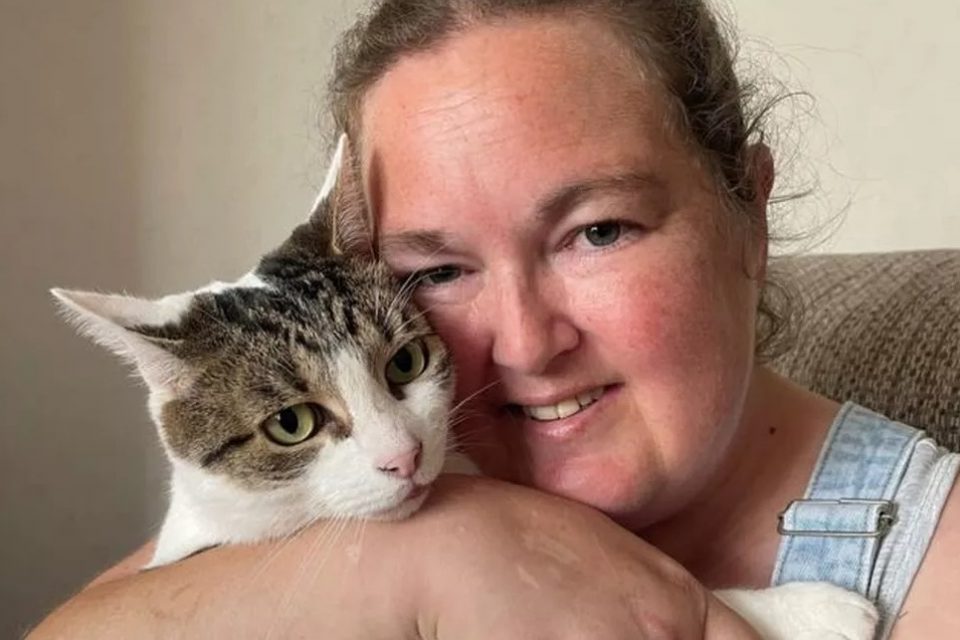 Mulher tem é salva pelo seu gato durante ataque cardíaco: "Ele sabia!"