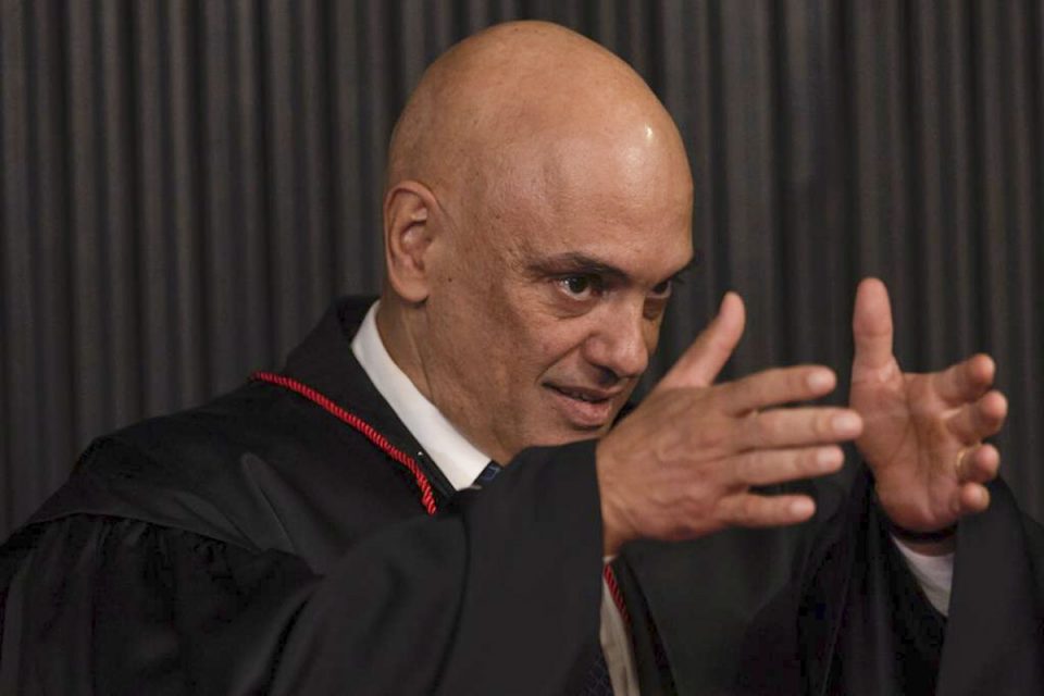 Alexandre de moraes aponta com mãos opostas durante a posse no TSE eleiçoes 2022