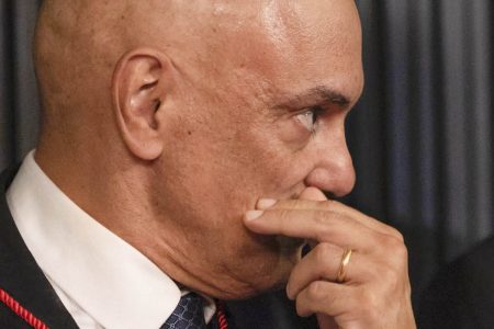 Alexandre de moraes com a mão no rosto durante a posse no TSE eleiçoes 2022