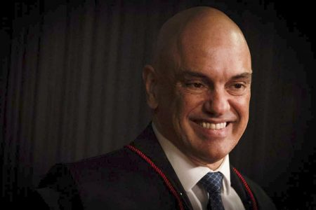 Alexandre de moraes sorri durante a posse no TSE eleiçoes 2022