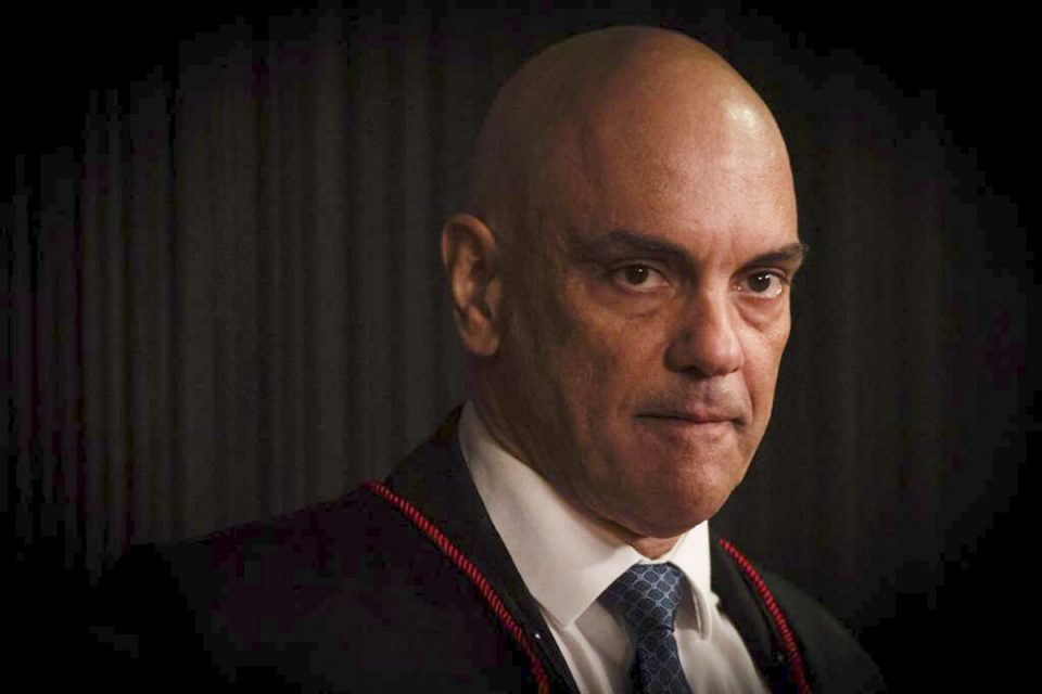 Alexandre de moraes com a expressão fechada durante a posse no TSE eleiçoes 2022