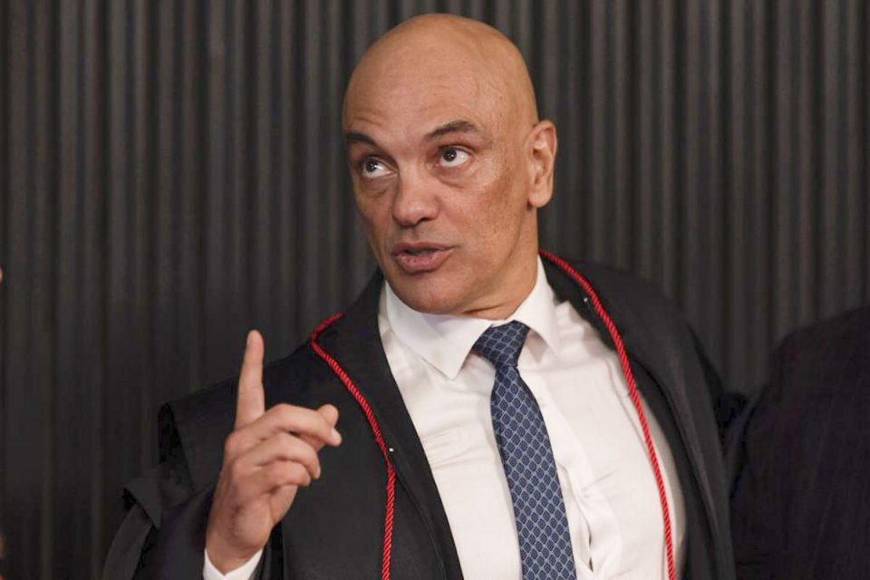 posse Alexandre de moraes aponta para o céu durante a posse no TSE eleiçoes 2022 alexandre de moraes eleiçoes 2022