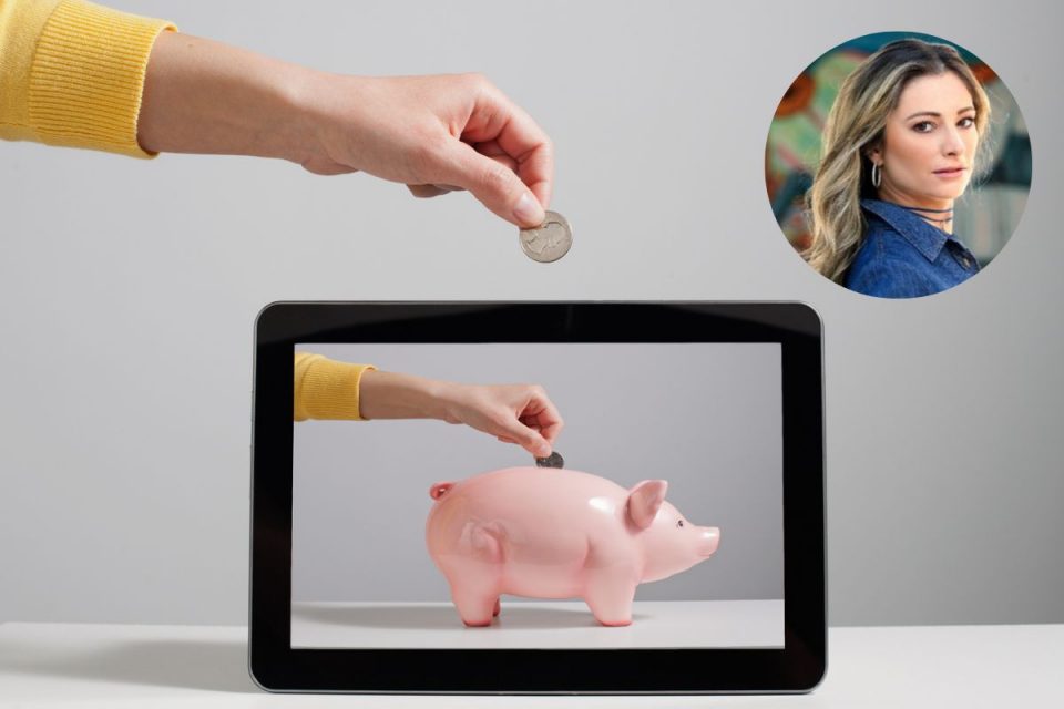 Foto colorida. Tela de tablet com cofrinho em formato de porco