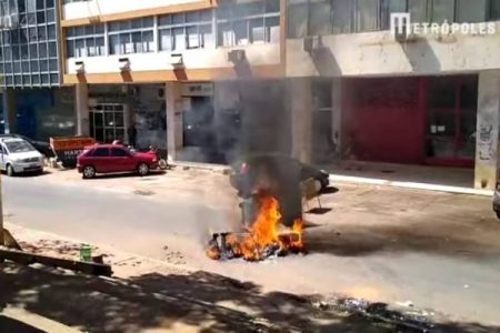Carros, prédio e fogo na rua