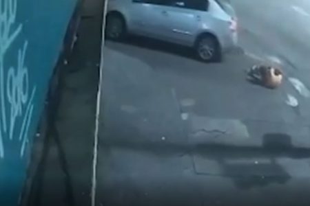 Imagens mostram momento em que motorista atropela vítima por achar que seria assaltado em Copacabana
