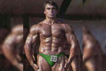 Bolsonaro usa foto de fisiculturista com número 22 em postagem no Twitter