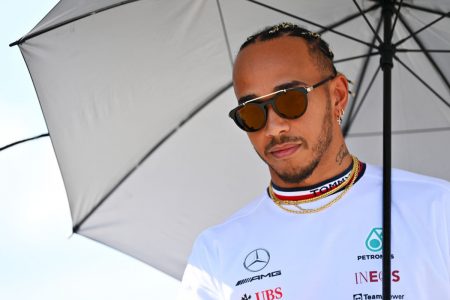 Lewis Hamilton de óculos escuros
