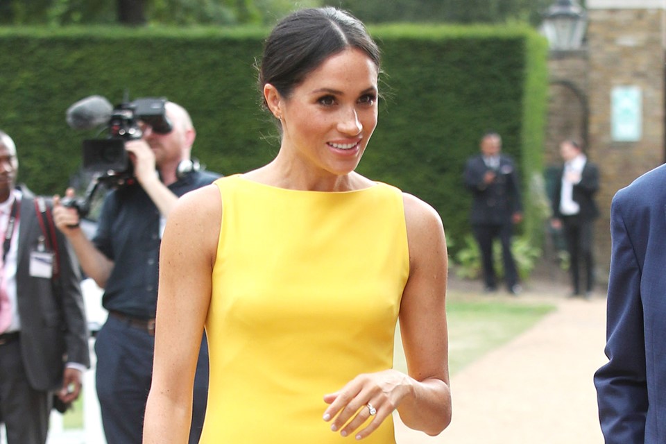 Foto colorida. Mulher de vestido amarelo