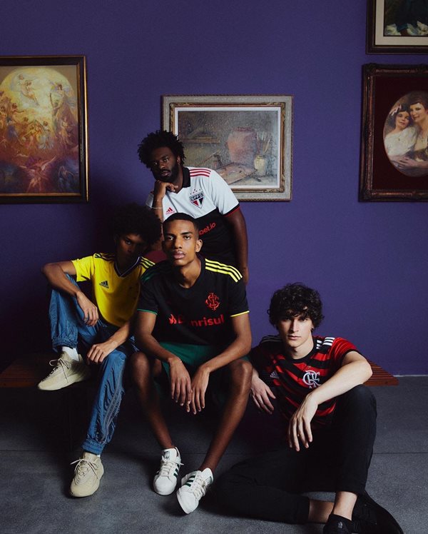 Na imagem com cor, modelos estrelam a campanha da Adidas