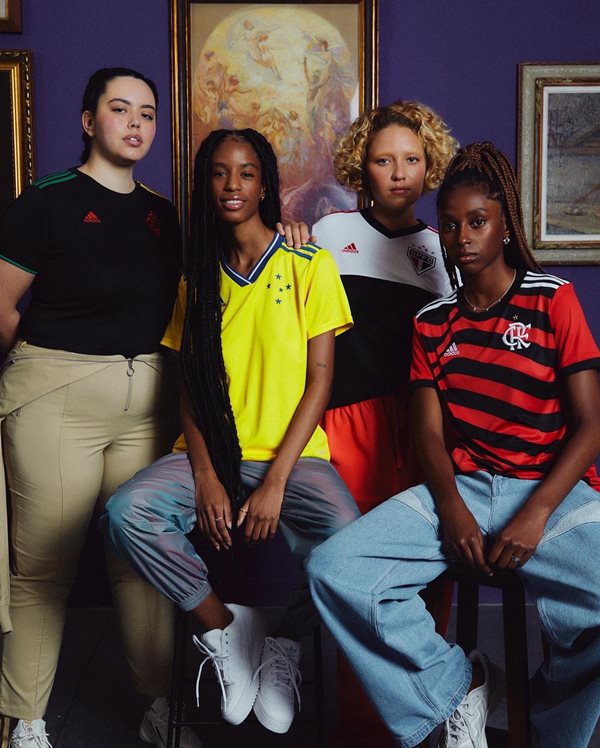 Na imagem com cor, modelos estrelam a campanha da Adidas