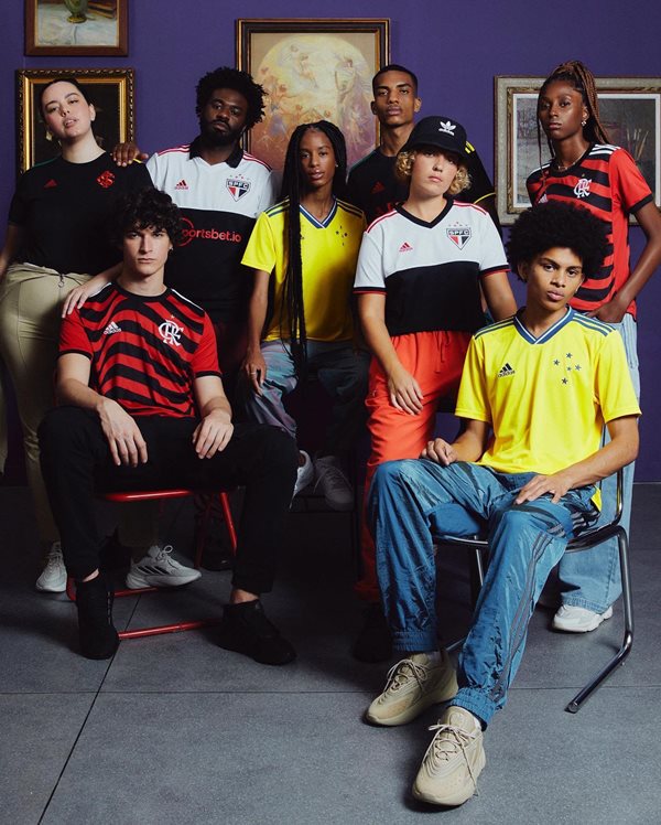 Na imagem com cor, modelos estrelam a campanha da Adidas