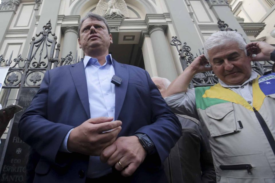 candidato ao governo de São Paulo, Tarcísio de Freitas (Republicanos) e o candidato ao senado Marcos Pontes (PL), fazem caminhada com apoiadores em são paulo