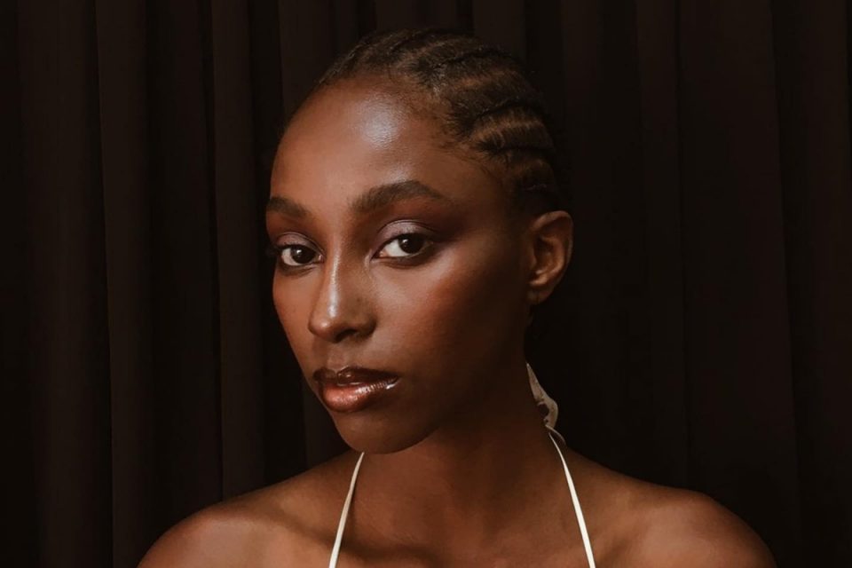 Na imagem com cor, modelo negra estrela campanha da Adidas