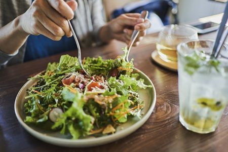 Imagem colorida: prato com salada - Metrópoles