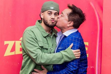 Foto colorida de Zé Felipe beijando Leonardo - Metrópoles