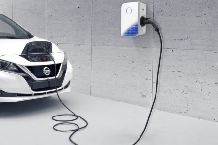 imagem colorida carro elétrico abastecendo