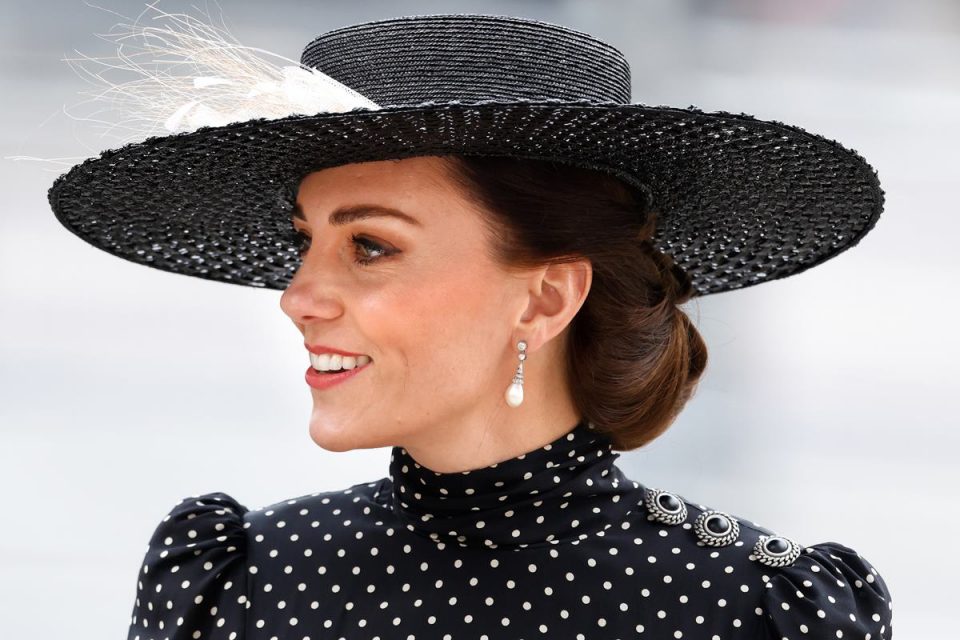 Mulher branca com vestido de bolinhas