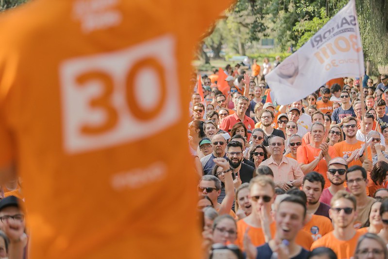 Militantes acompanham comício do Partido Novo em Porto Alegre, em 2018