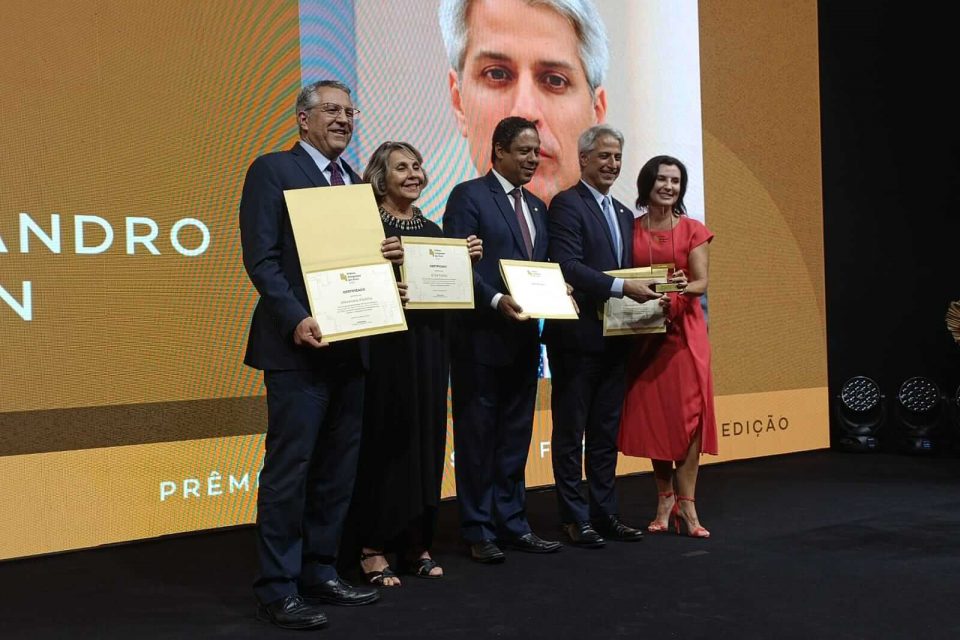 Alessandro Molon recebe o prêmio de melhor deputado federal do júri do Congresso em Foco