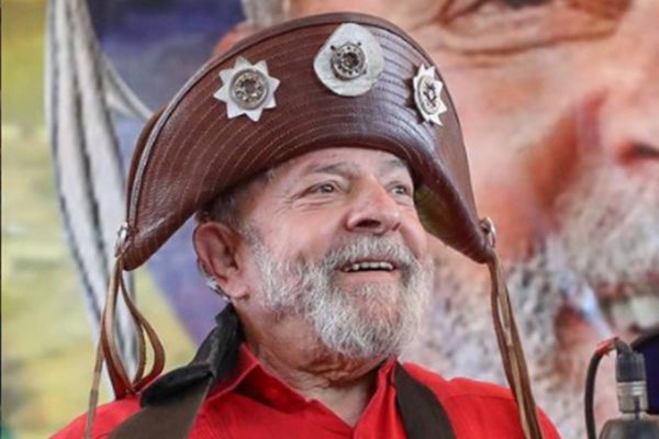 Luiz Inácio Lula da Silva posa com chapéu de cangaceiro