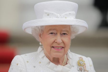 Foto colorida. Mulher idosa com roupas brancas