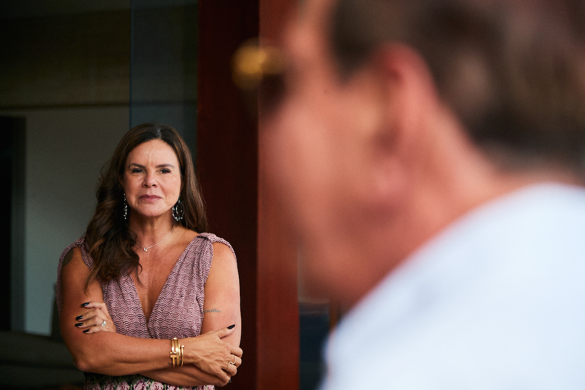 Claudia Salomão olhando para Gilberto