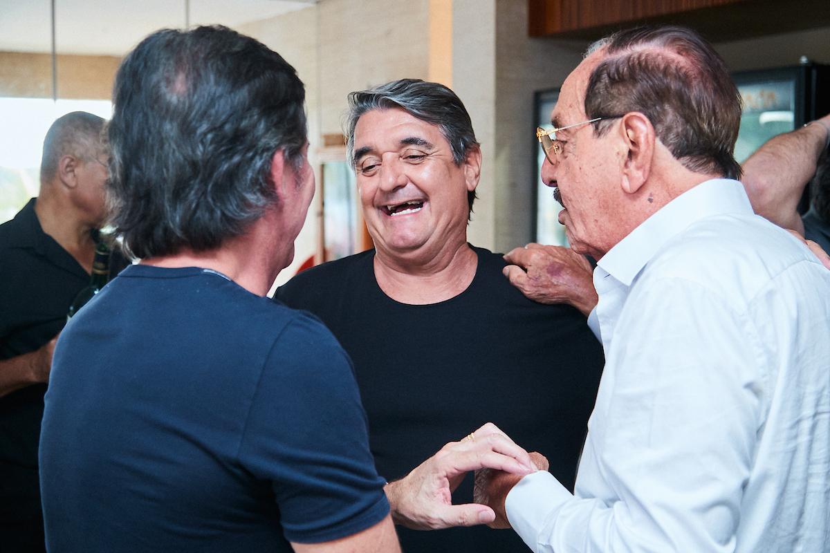 Convidados se divertindo no aniversário