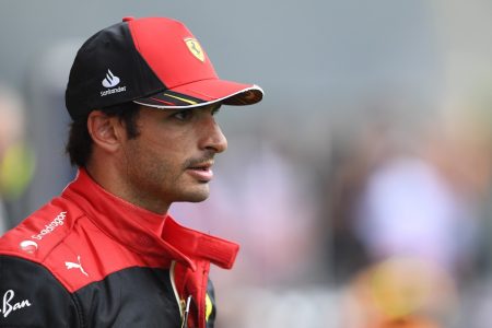 Foto colorida de Carlos Sainz, da Fórmula 1 - Metrópoles