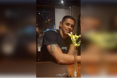 homem em mesa