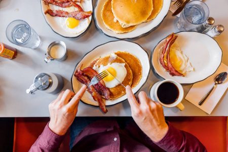 Café da manhã com ovos e bacon