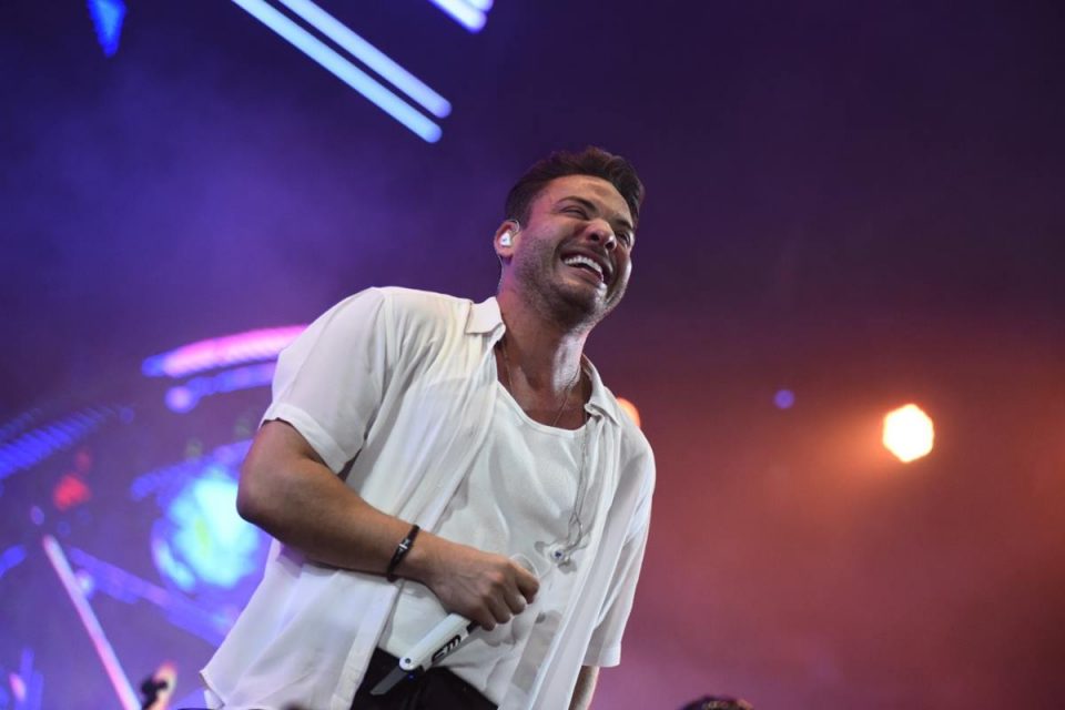 Foto colorida de Wesley Safadão em show - Metrópoles