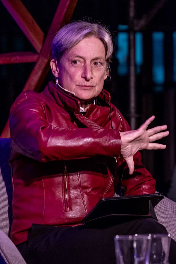 Na imagem com cor, Judith Butler posa em evento 