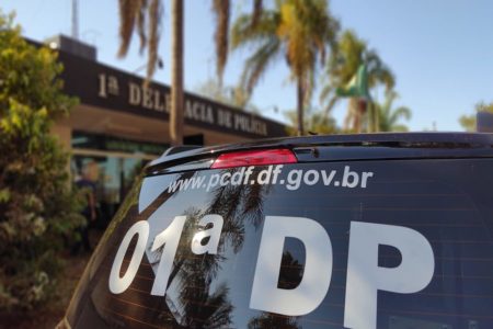 viatura em frente à 1ª DP