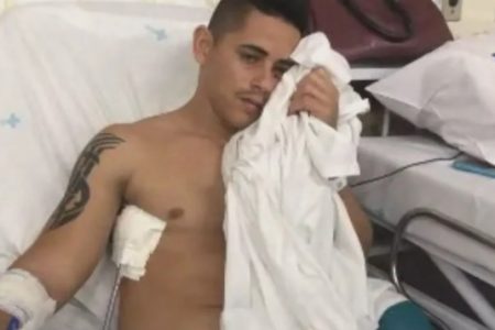 Raimundo deitado em cama de hospital