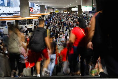 Multidão de pessoas na rodoviária