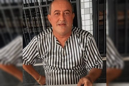 Homem de camisa listrada em preto e branco