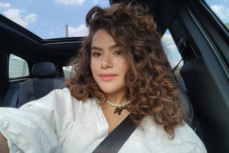 Foto colorida de Maísa Silva no carro usando cinto de segurança - Metrópoles