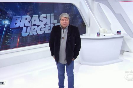 José Luiz Datena apresenta o Brasil Urgente com agasalho do Los Angeles Lakers