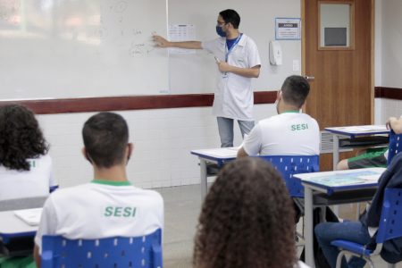 sala de aula com professor e alunos