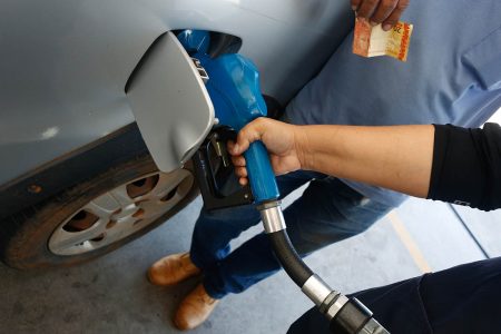 Foto colorida mostra veículo sendo abastecido em posto de gasolina - Metrópoles