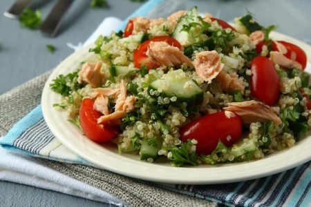 Salada de quinoa com atum e pepino