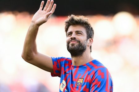 Gerard Piqué durante aquecimento - Metrópoles
