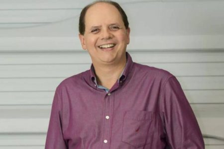 Foto colorida de um homem-Metrópoles