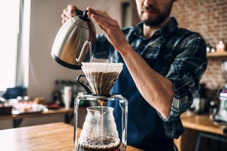 Homem fazendo café coado