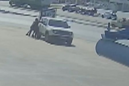 Carro atravessa rodovia sozinho e só para ao bater em lancha após motorista se esquecer de puxar freio de mão, em Aparecida de Goiânia, Goiás